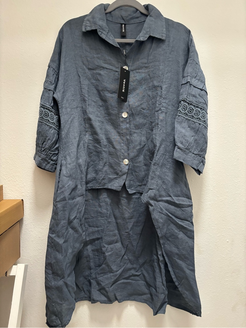 Versatile Blue Linen Tunic with Lace-Inset Sleeves